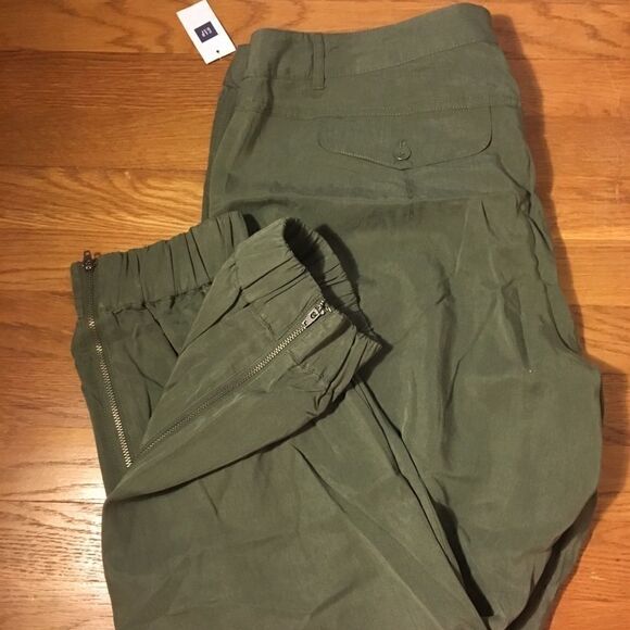 Gap Cropped Surplus  - Picture 1 of 4